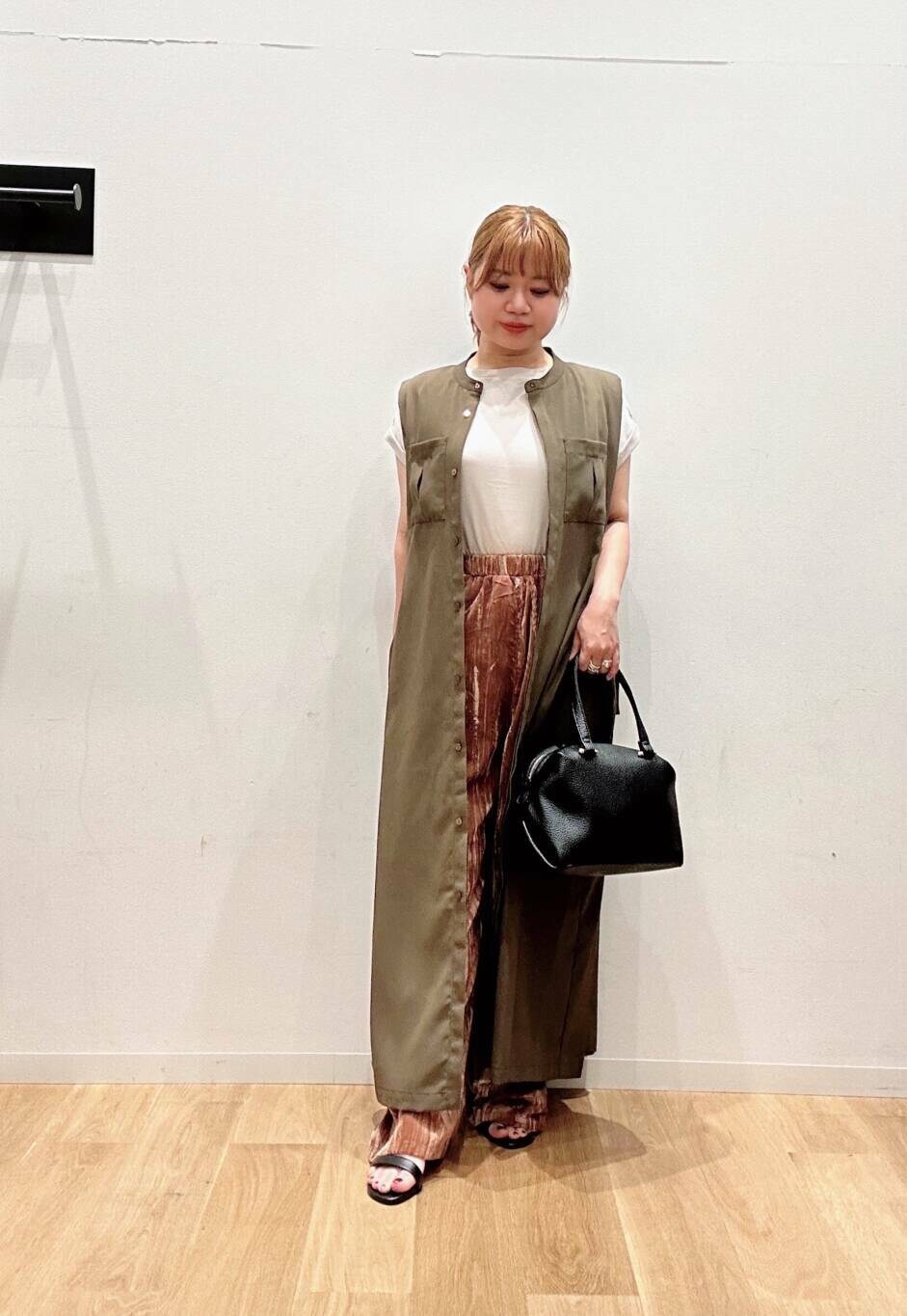 ブラック系のハンドバッグ、グレー系のTシャツ/カットソー、ピンク系のその他パンツを着用したレディースの夏コーディネートの2枚目の写真