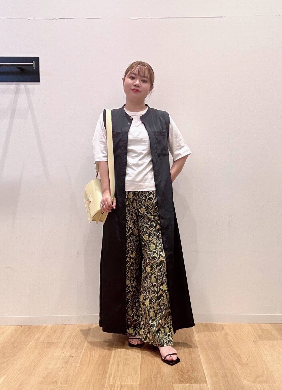 グリーン系のその他パンツ、ブラック系のサンダル、イエロー系のショルダーバッグを着用したレディースの夏コーディネートの4枚目の写真