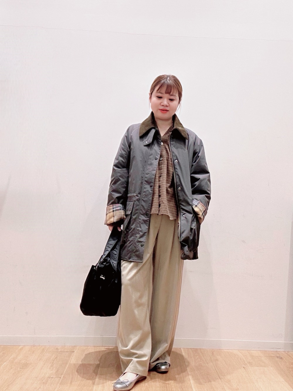 グレー系のその他アウター、シルバー系のバレエシューズ、ベージュ系のその他パンツを着用したレディースの秋コーディネートの2枚目の写真