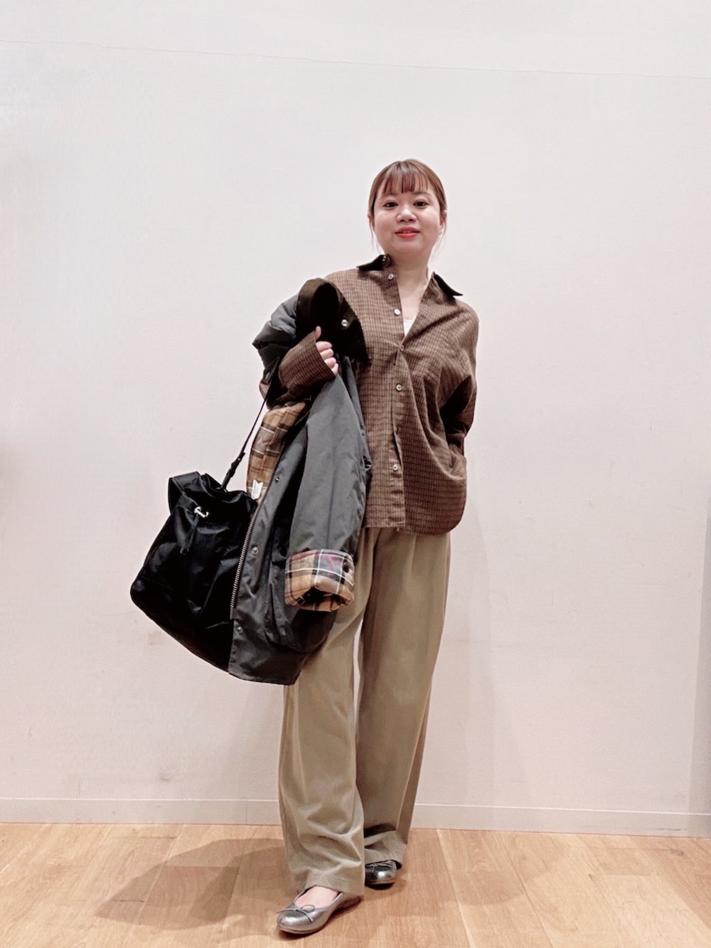 グレー系のその他アウター、シルバー系のバレエシューズ、ベージュ系のその他パンツを着用したレディースの秋コーディネートの4枚目の写真