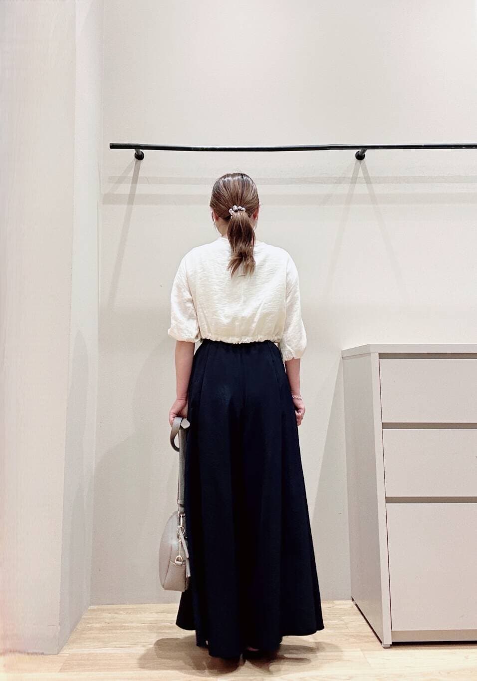 グレー系のショルダーバッグ、ベージュ系のシャツ/ブラウス、ブルー系のその他パンツを着用したレディースの春コーディネートの5枚目の写真