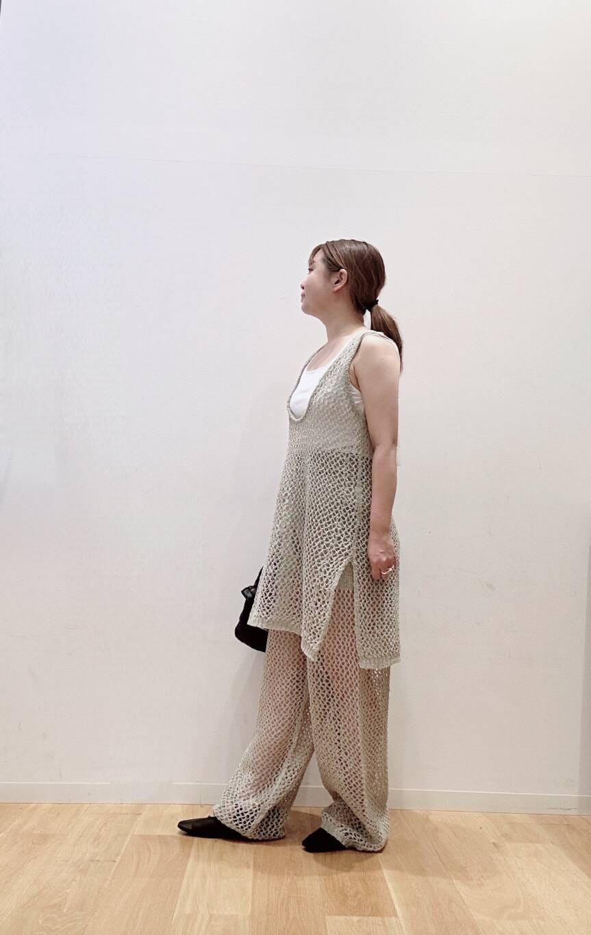 ブラック系のパンプス、ブラック系のトートバッグ、ホワイト系のタンクトップを着用したレディースの夏コーディネートの4枚目の写真