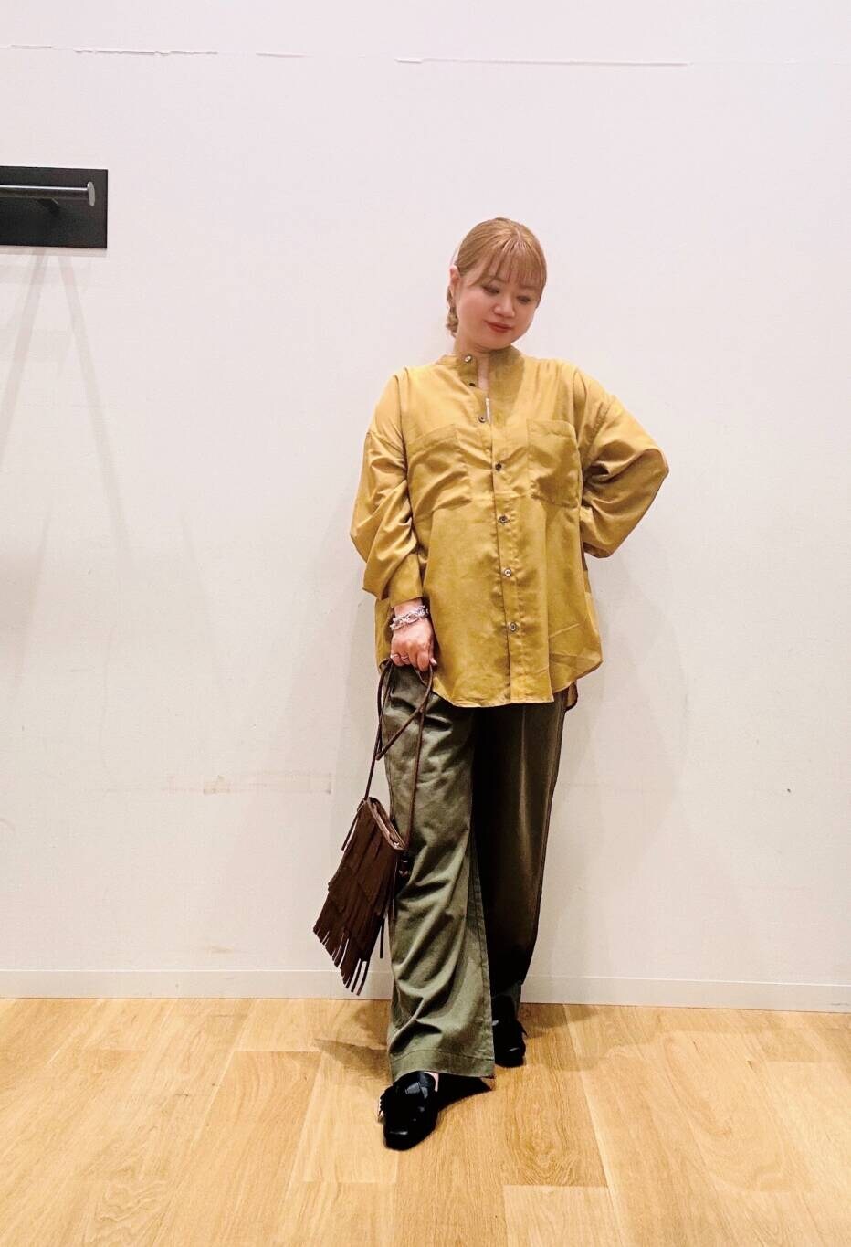 グリーン系のその他パンツ、ブラウン系のショルダーバッグ、ブラック系のドレスシューズを着用したレディースの夏コーディネートの3枚目の写真