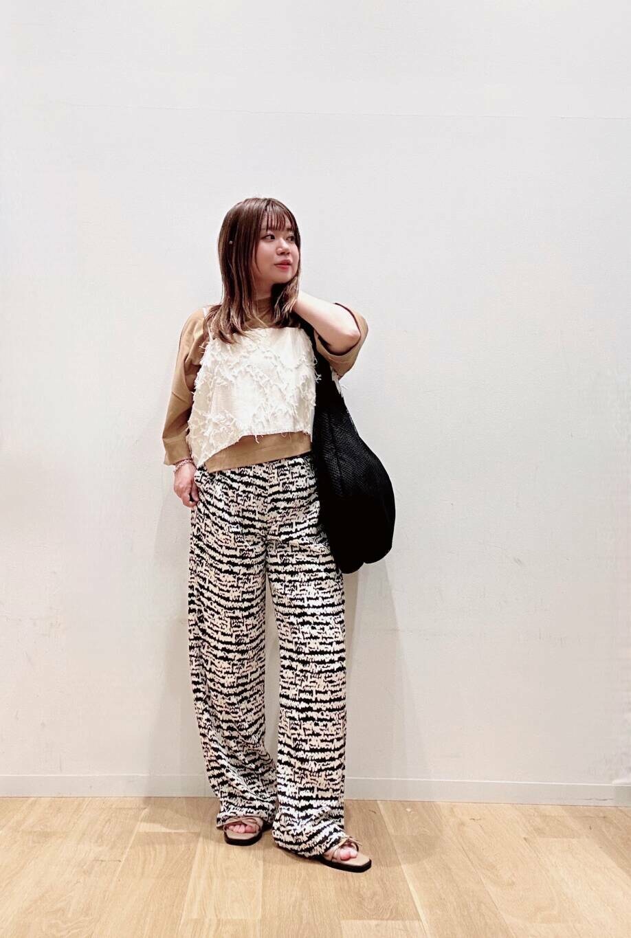 ブラック系のトートバッグ、その他のその他パンツ、ブラウン系のサンダルを着用したレディースの夏コーディネートの3枚目の写真