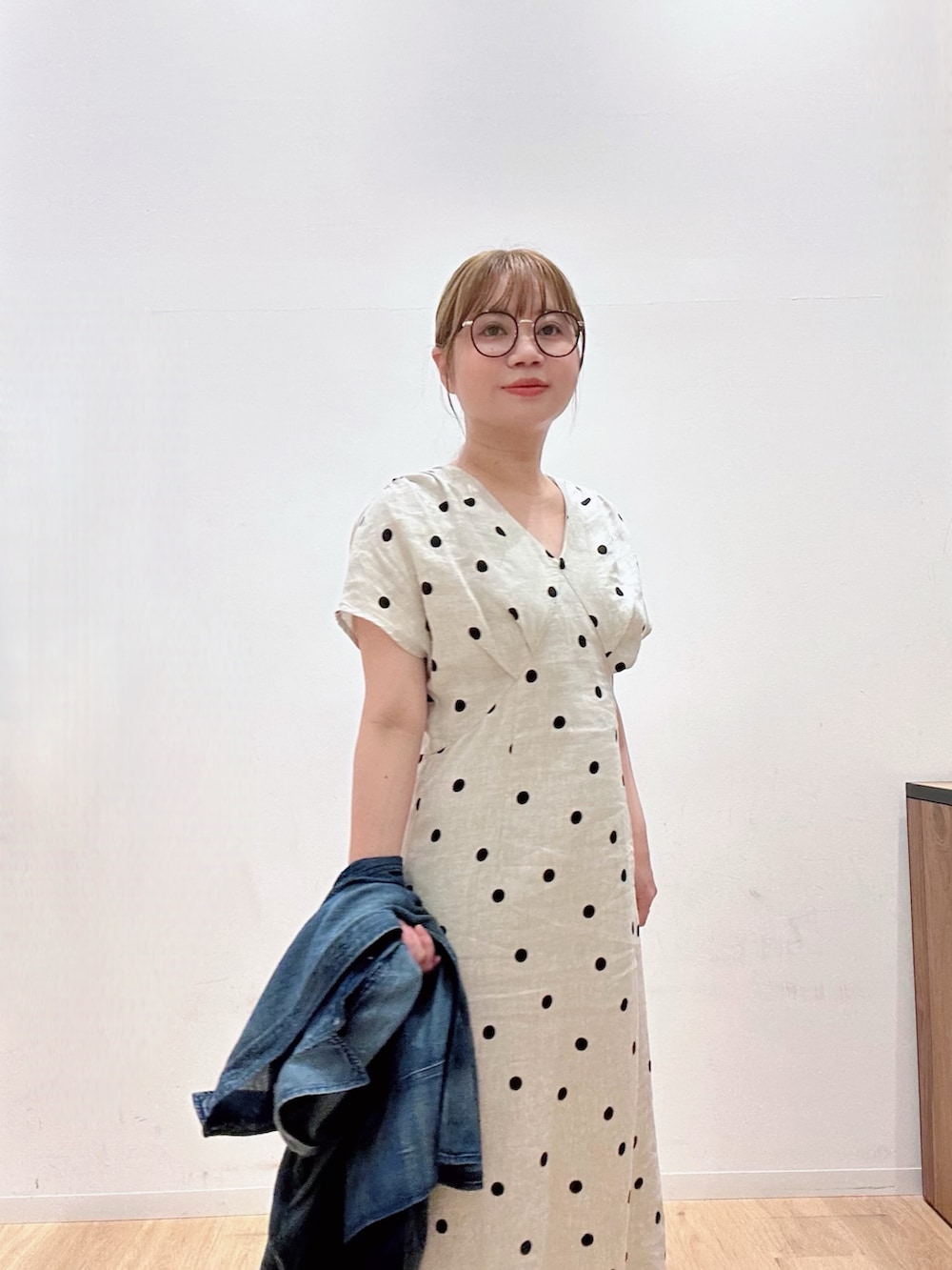 ベージュ系のワンピース、ブラック系のサンダル、ブルー系のシャツ/ブラウスを着用したレディースの夏コーディネートの4枚目の写真