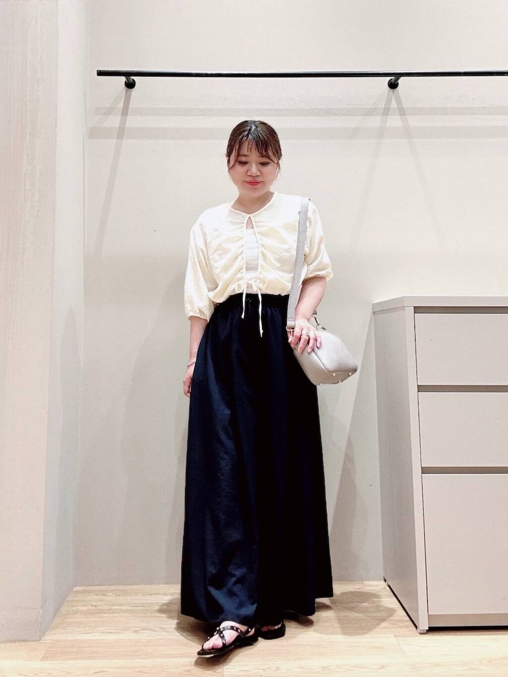 グレー系のショルダーバッグ、ベージュ系のシャツ/ブラウス、ブルー系のその他パンツを着用したレディースの春コーディネートの2枚目の写真