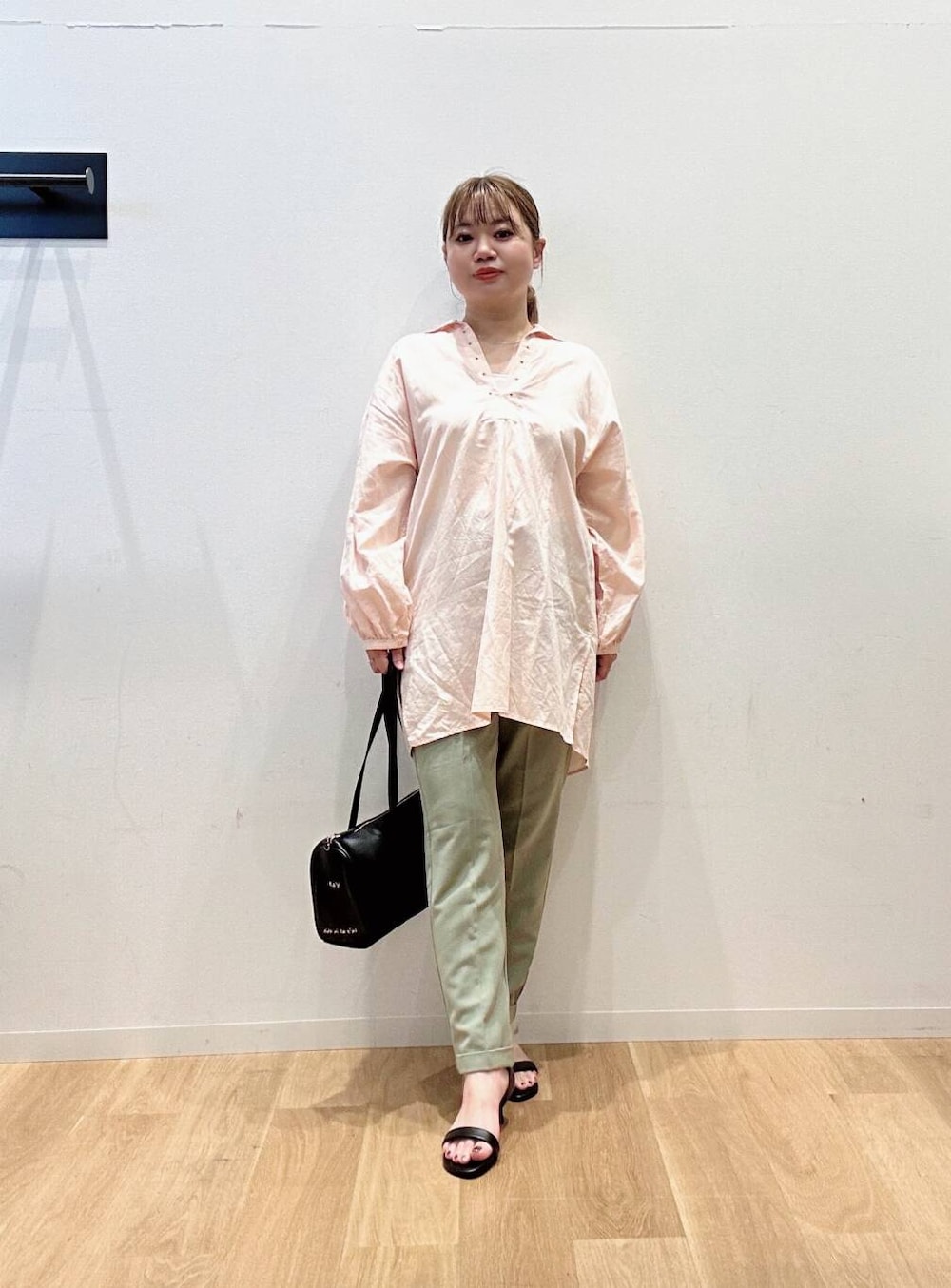 グリーン系のその他パンツ、ピンク系のシャツ/ブラウス、ブラック系のサンダルを着用したレディースの夏コーディネートの2枚目の写真