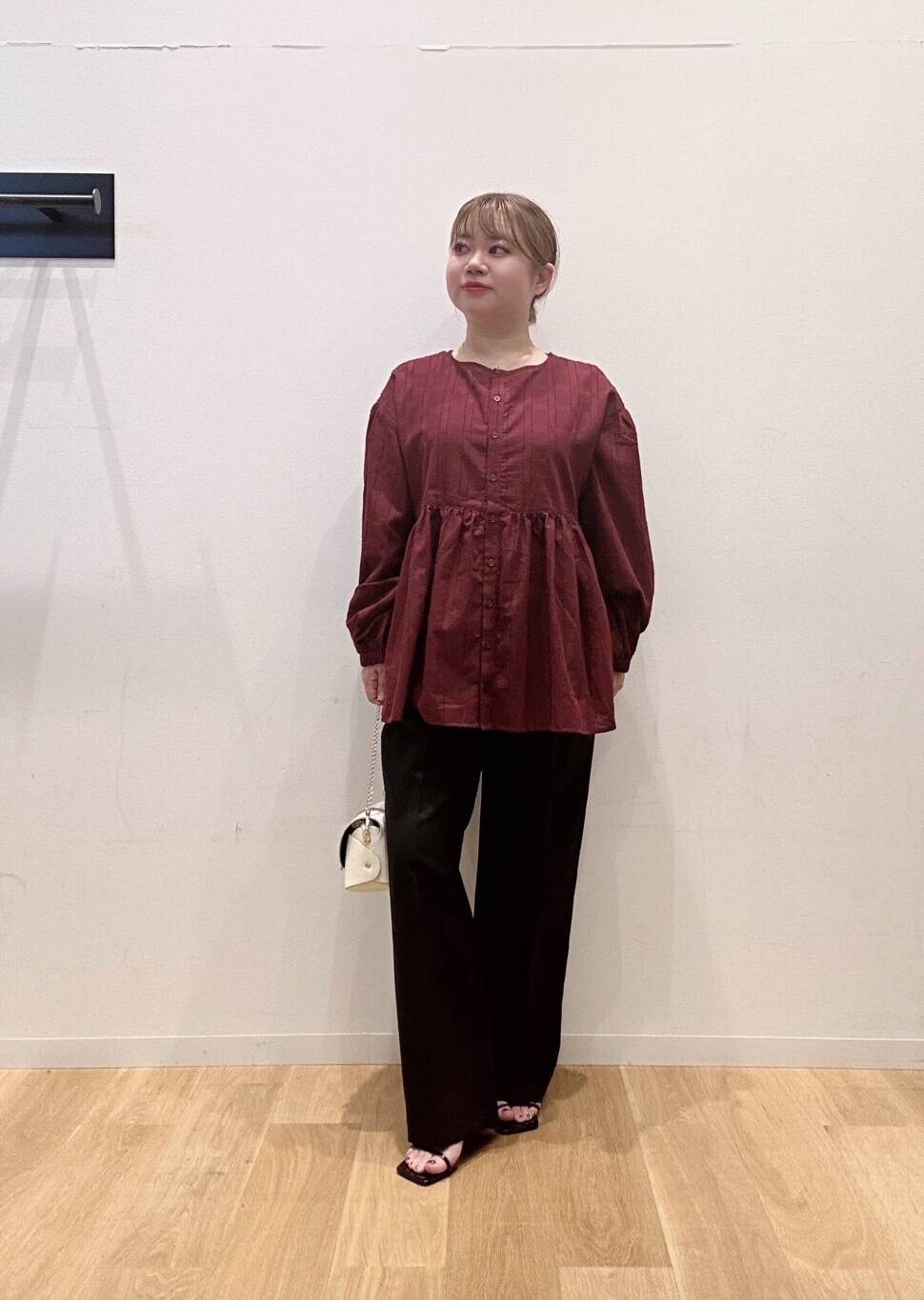 ホワイト系のショルダーバッグ、ブラック系のその他パンツ、ブラック系のサンダルを着用したレディースの夏コーディネートの3枚目の写真