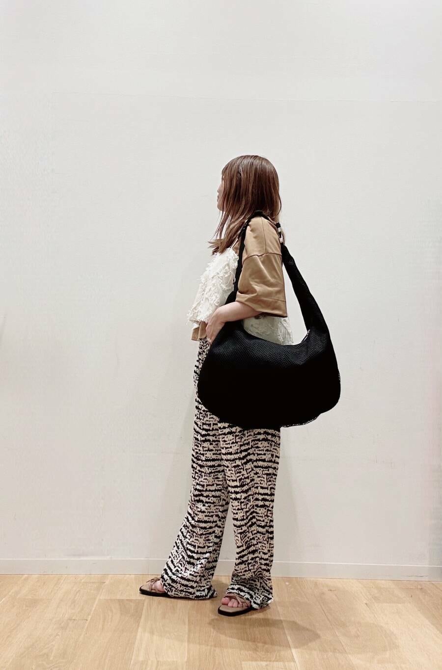 ブラック系のトートバッグ、その他のその他パンツ、ブラウン系のサンダルを着用したレディースの夏コーディネートの4枚目の写真