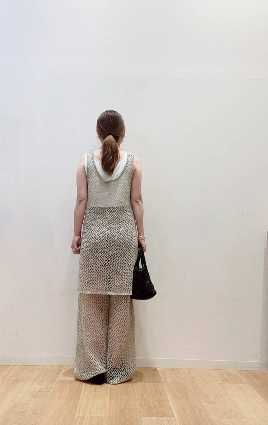 ブラック系のパンプス、ブラック系のトートバッグ、ホワイト系のタンクトップを着用したレディースの夏コーディネートの3枚目の写真