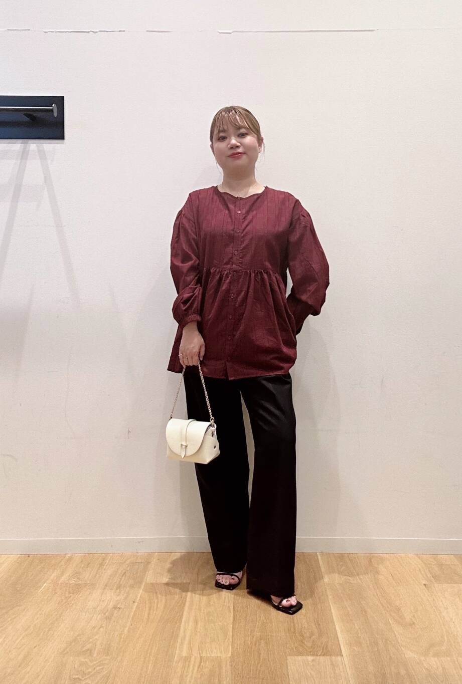 ホワイト系のショルダーバッグ、ブラック系のその他パンツ、ブラック系のサンダルを着用したレディースの夏コーディネートの2枚目の写真