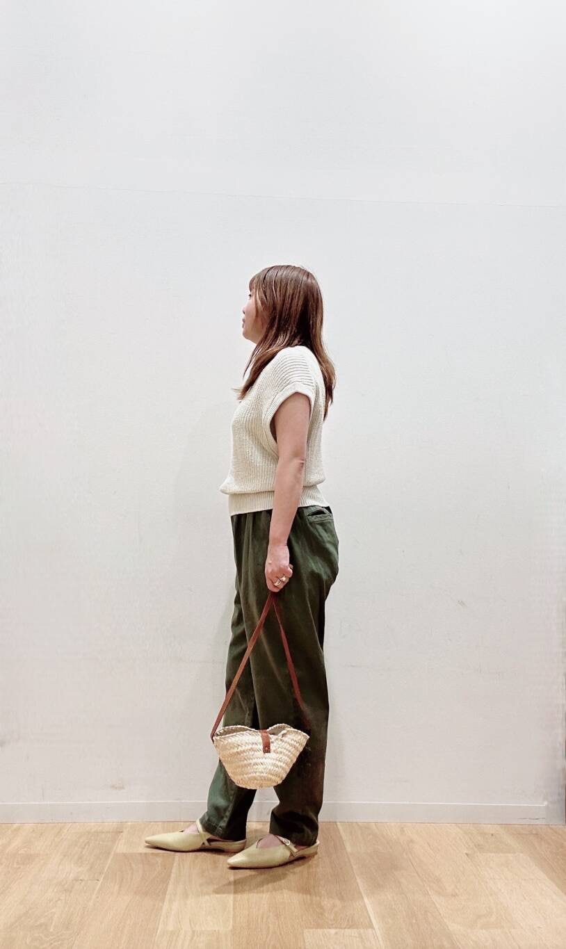 ベージュ系のパンプス、グリーン系のその他パンツ、ベージュ系のベストを着用したレディースの夏コーディネートの3枚目の写真