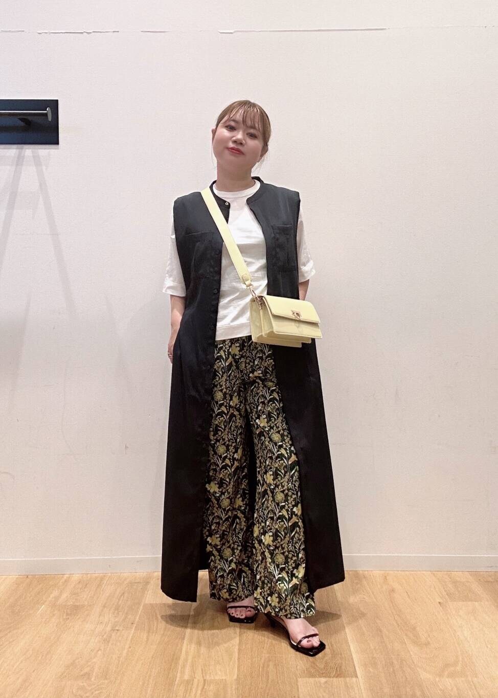 グリーン系のその他パンツ、ブラック系のサンダル、イエロー系のショルダーバッグを着用したレディースの夏コーディネートの2枚目の写真