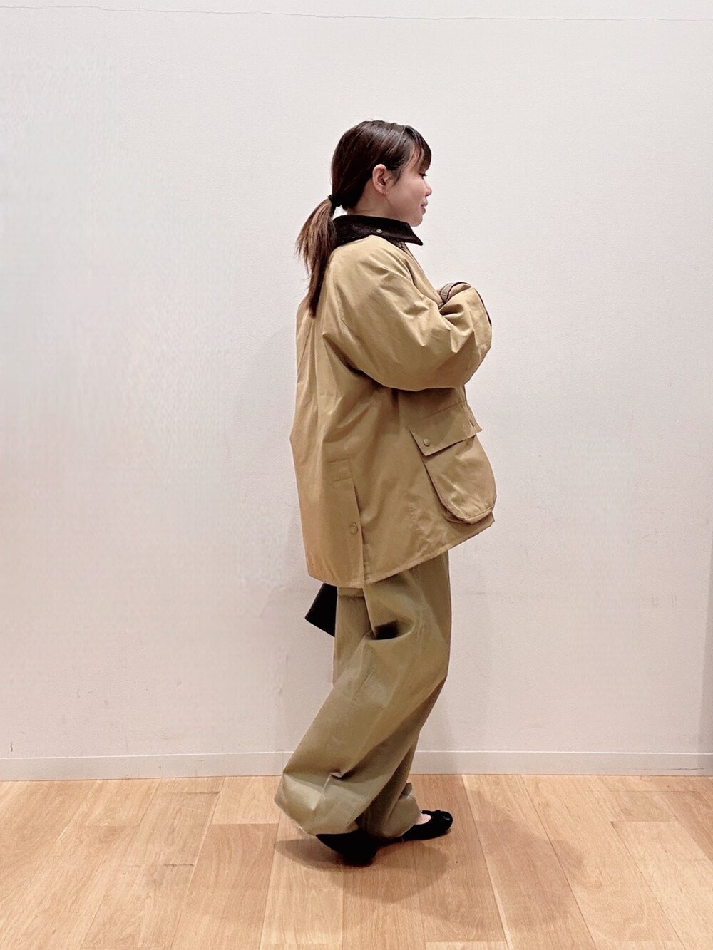 ブラック系のバレエシューズ、ベージュ系のその他パンツ、ホワイト系のニット/セーターを着用したレディースの冬コーディネートの4枚目の写真