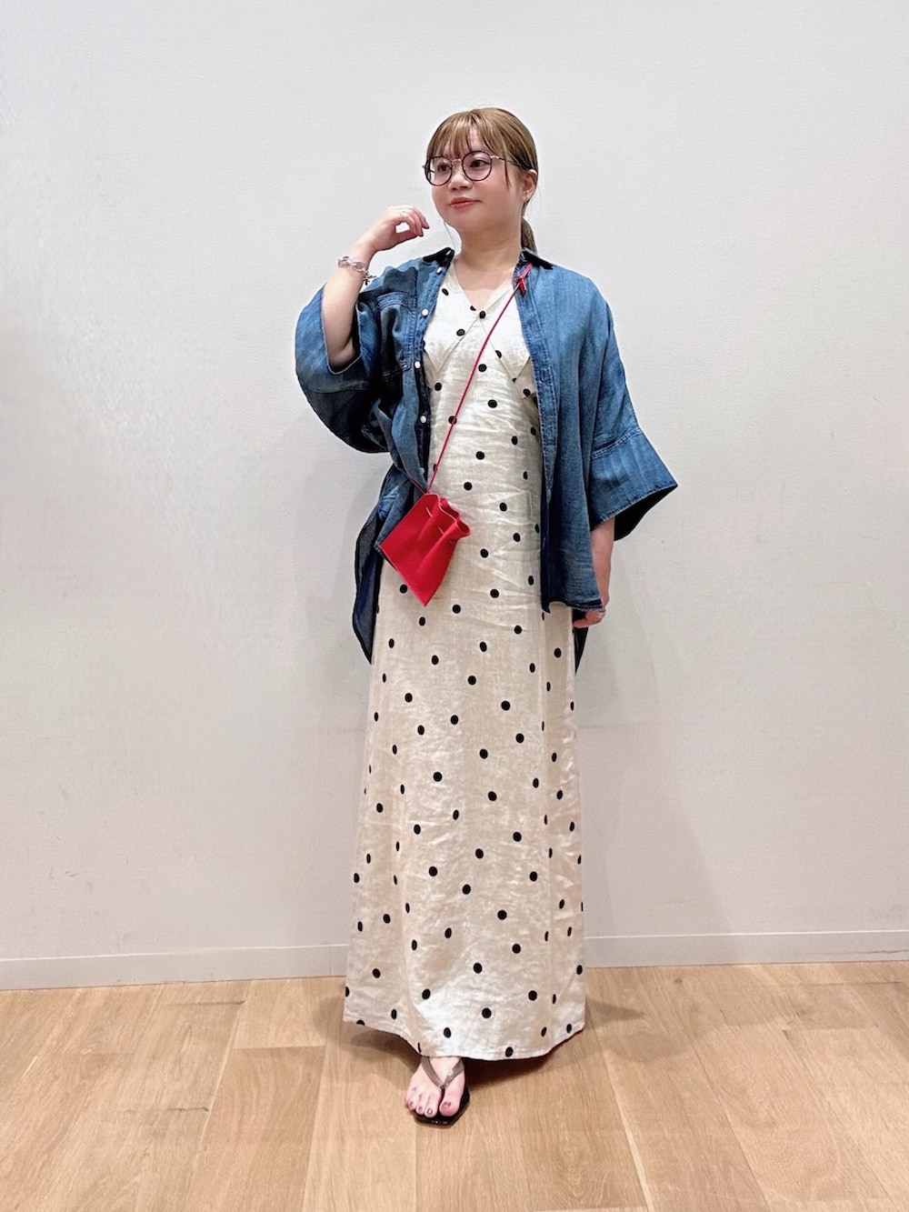 ベージュ系のワンピース、ブラック系のサンダル、ブルー系のシャツ/ブラウスを着用したレディースの夏コーディネートの2枚目の写真