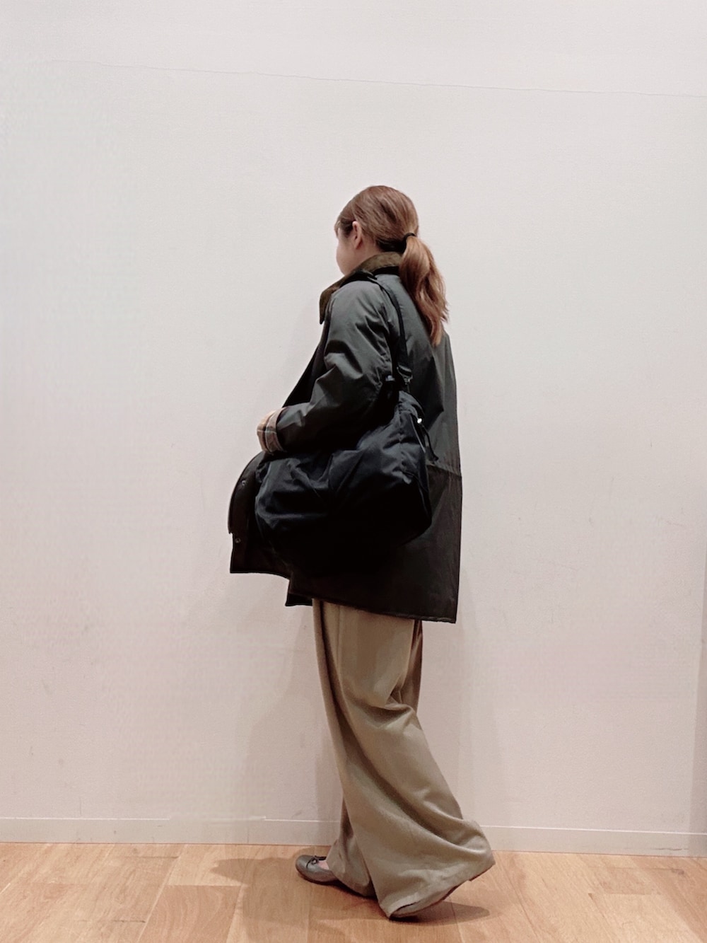 グレー系のその他アウター、シルバー系のバレエシューズ、ベージュ系のその他パンツを着用したレディースの秋コーディネートの3枚目の写真