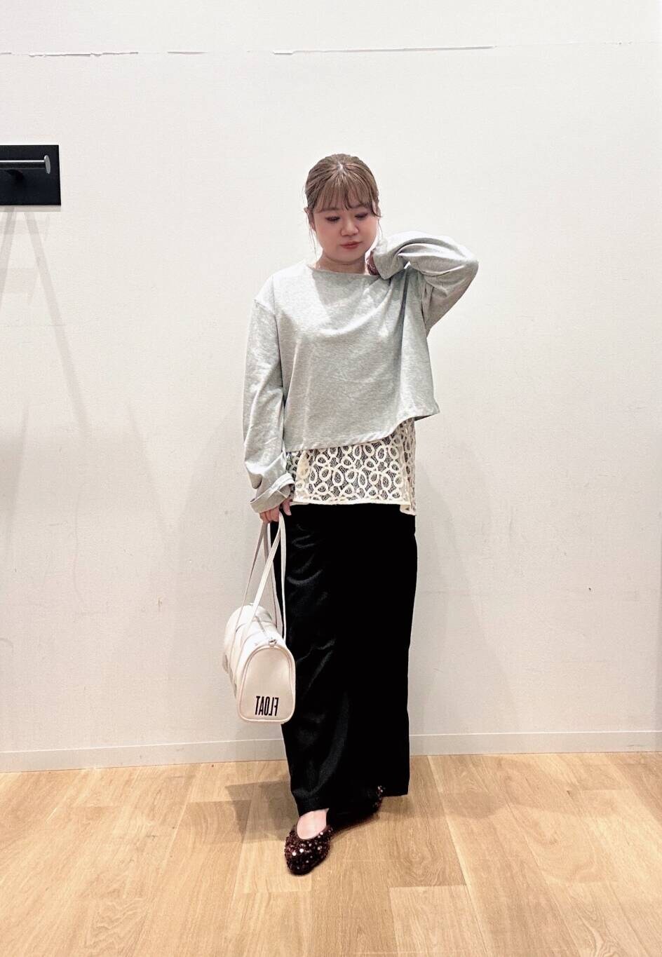 ブラック系のその他パンツ、ブラウン系のその他シューズ、ホワイト系のベストを着用したレディースの夏コーディネートの4枚目の写真