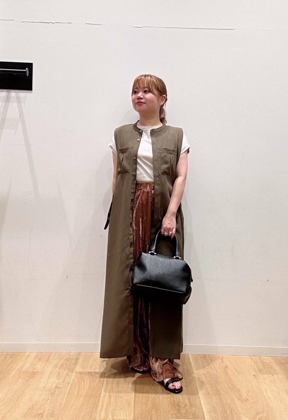 ブラック系のハンドバッグ、グレー系のTシャツ/カットソー、ピンク系のその他パンツを着用したレディースの夏コーディネートの3枚目の写真