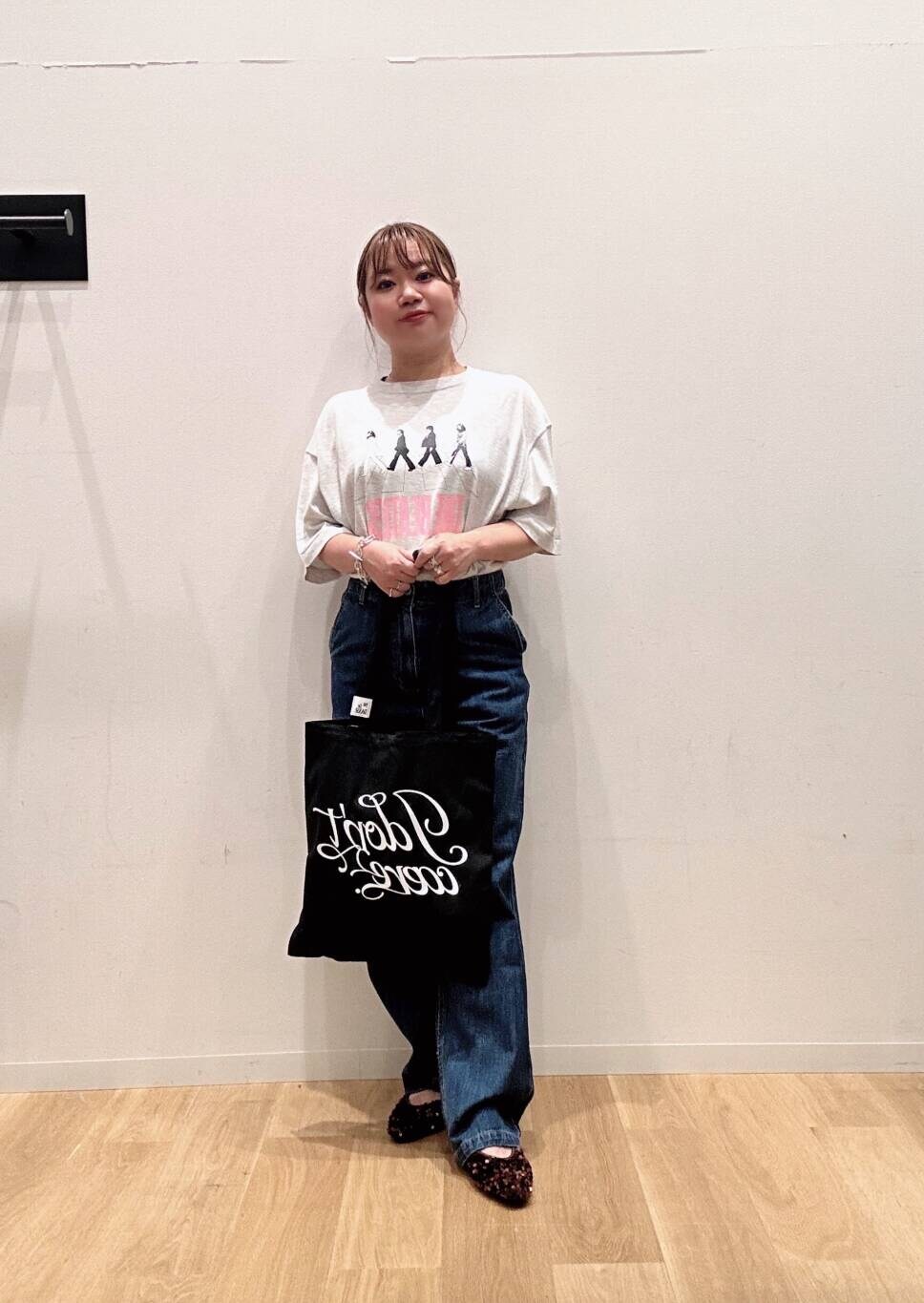 グレー系のTシャツ/カットソー、ブルー系のデニムパンツ、ブラウン系のその他シューズを着用したレディースの夏コーディネートの5枚目の写真