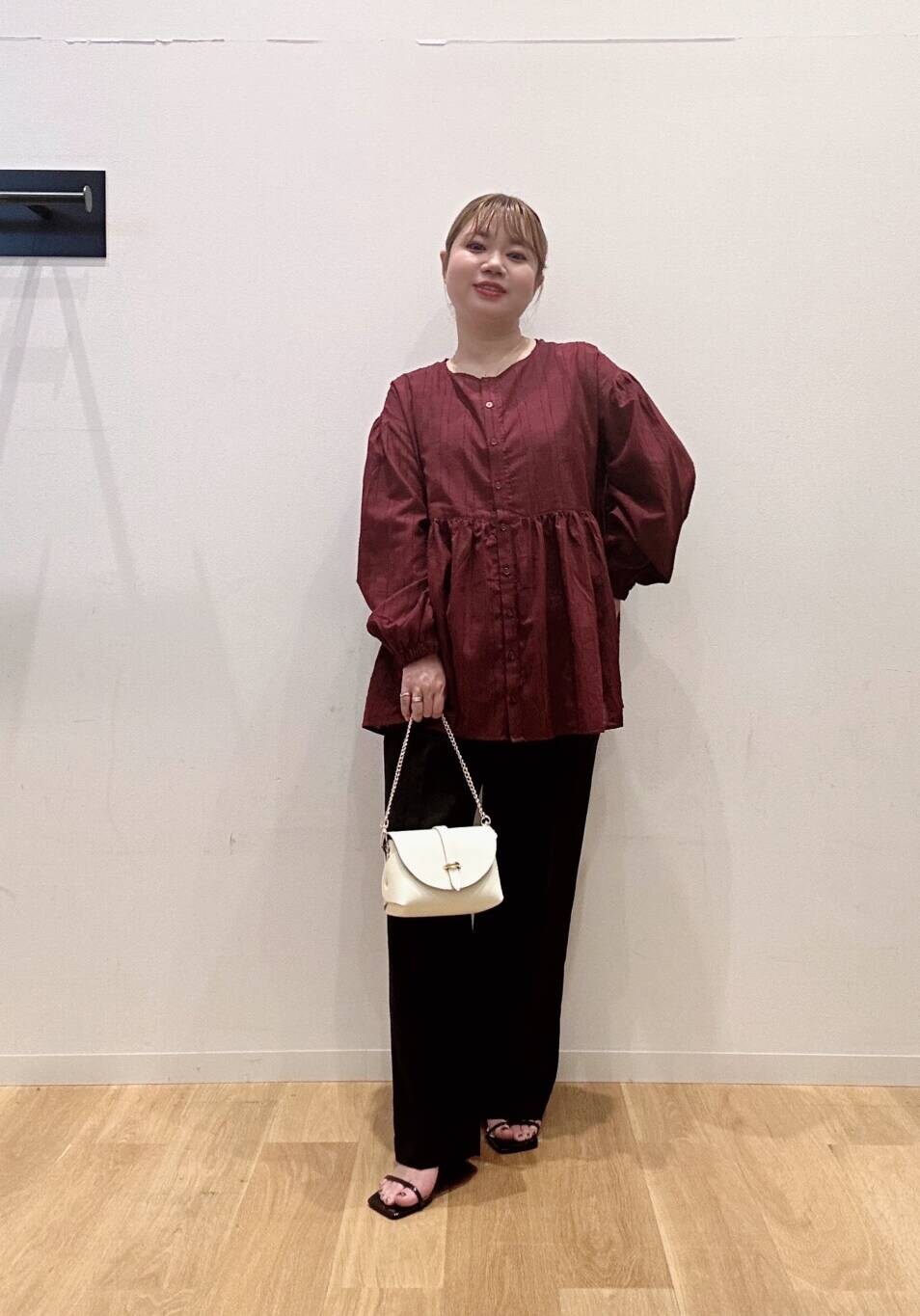 ホワイト系のショルダーバッグ、ブラック系のその他パンツ、ブラック系のサンダルを着用したレディースの夏コーディネートの4枚目の写真