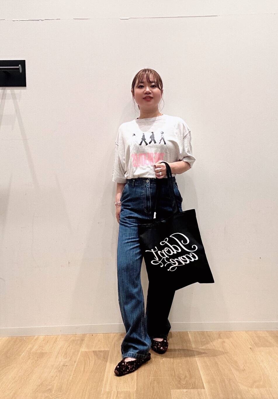 グレー系のTシャツ/カットソー、ブルー系のデニムパンツ、ブラウン系のその他シューズを着用したレディースの夏コーディネートの2枚目の写真