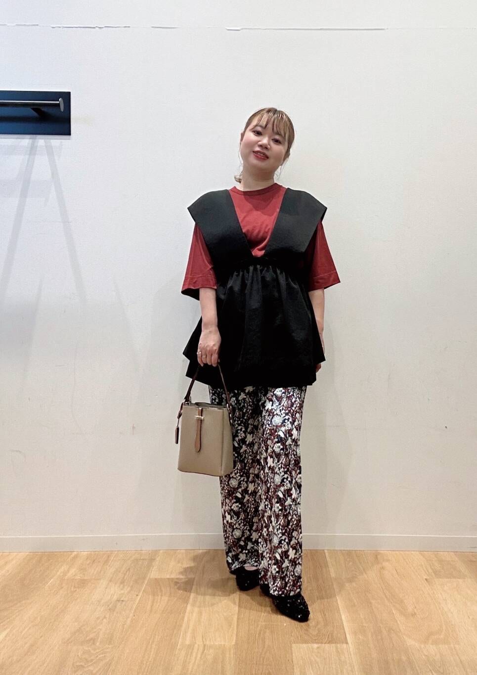 ベージュ系のショルダーバッグ、レッド系のその他パンツ、ブラック系のその他シューズを着用したレディースの夏コーディネートの4枚目の写真