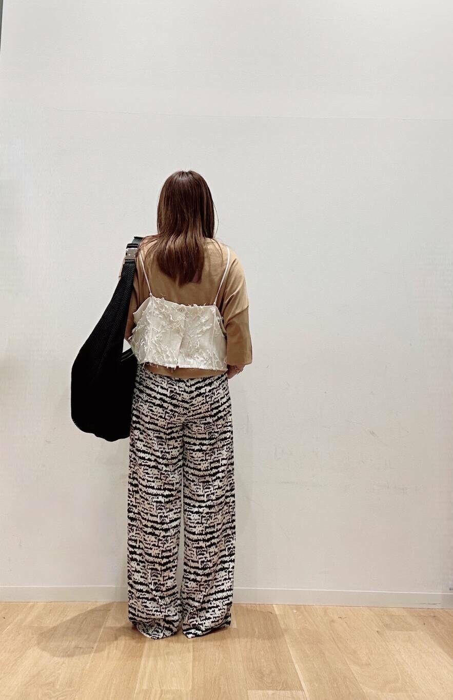 ブラック系のトートバッグ、その他のその他パンツ、ブラウン系のサンダルを着用したレディースの夏コーディネートの5枚目の写真