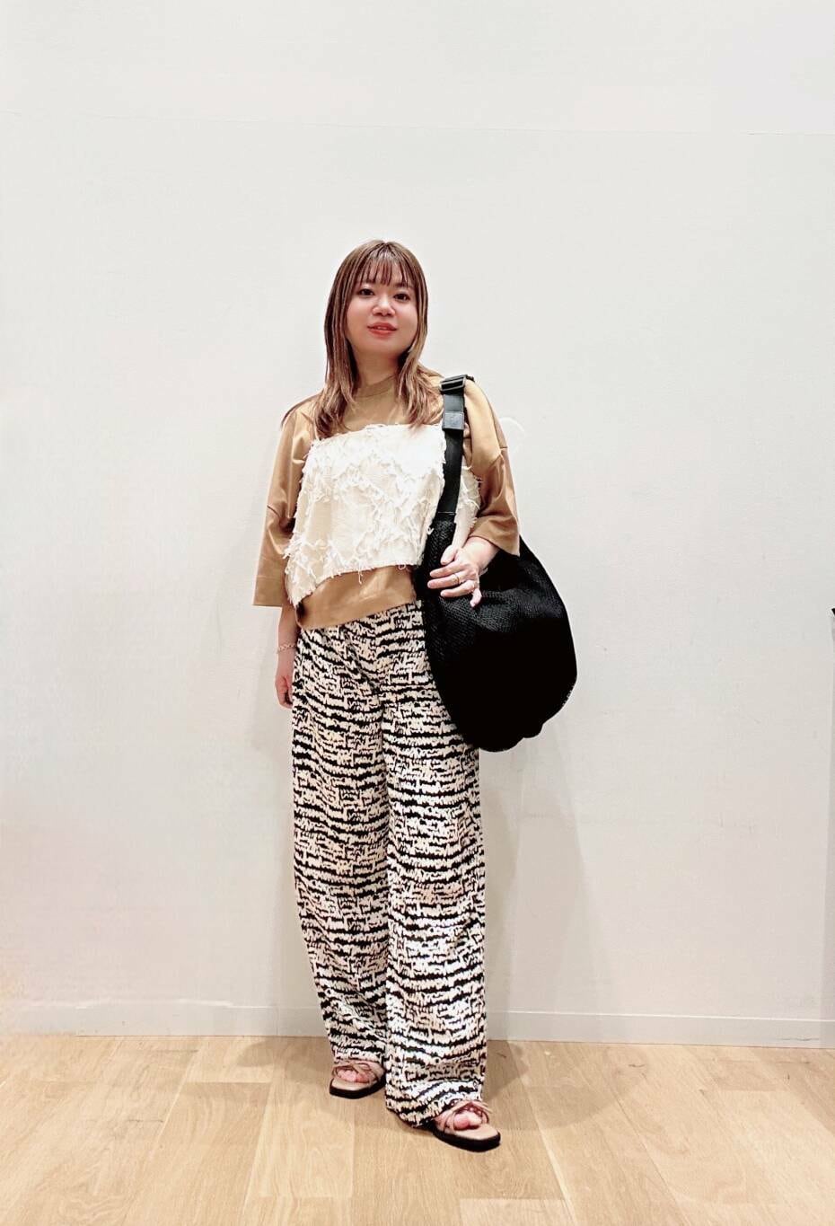 ブラック系のトートバッグ、その他のその他パンツ、ブラウン系のサンダルを着用したレディースの夏コーディネートの2枚目の写真