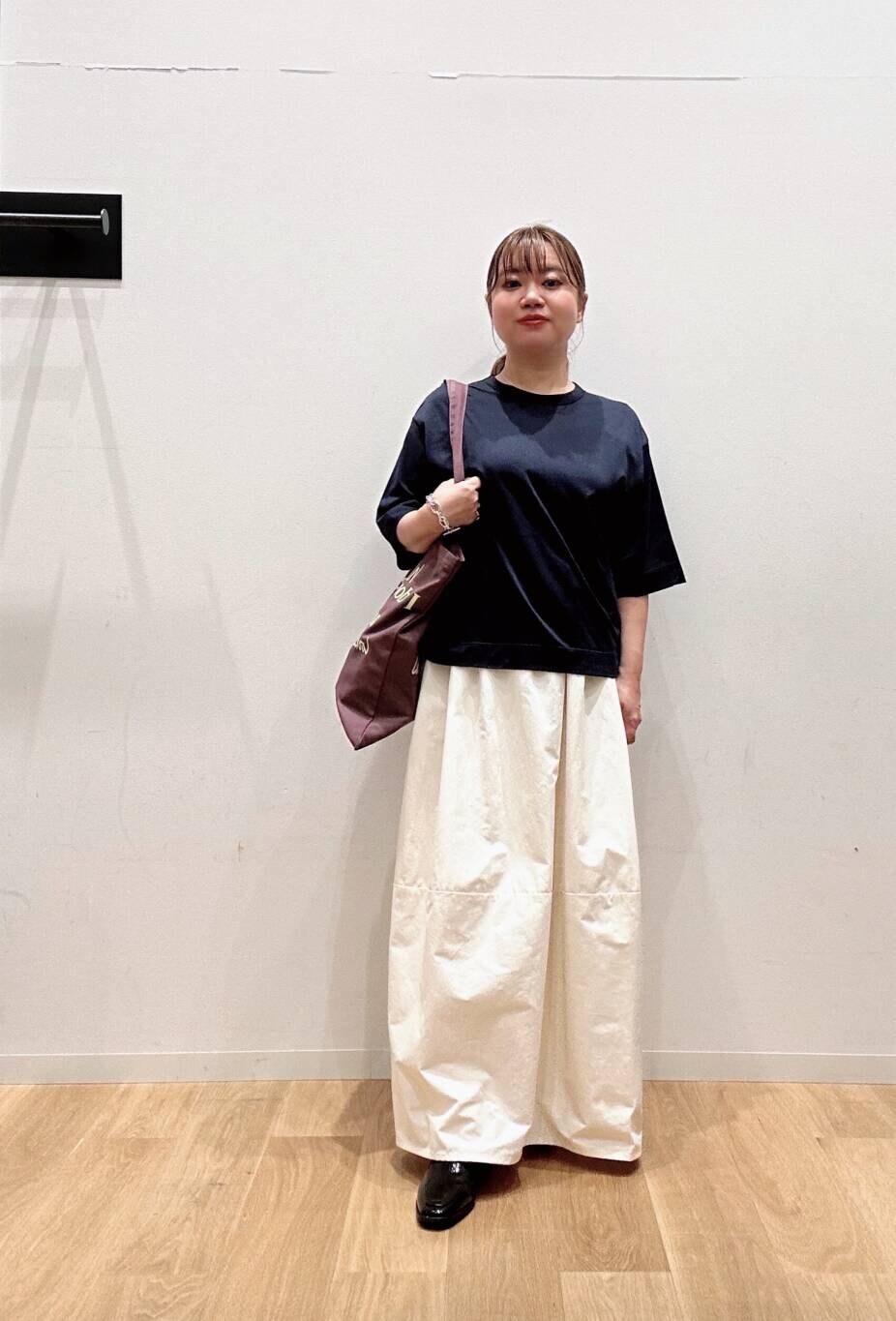 ホワイト系のスカート、ブラック系のローファー、ブルー系のTシャツ/カットソーを着用したレディースの夏コーディネートの4枚目の写真