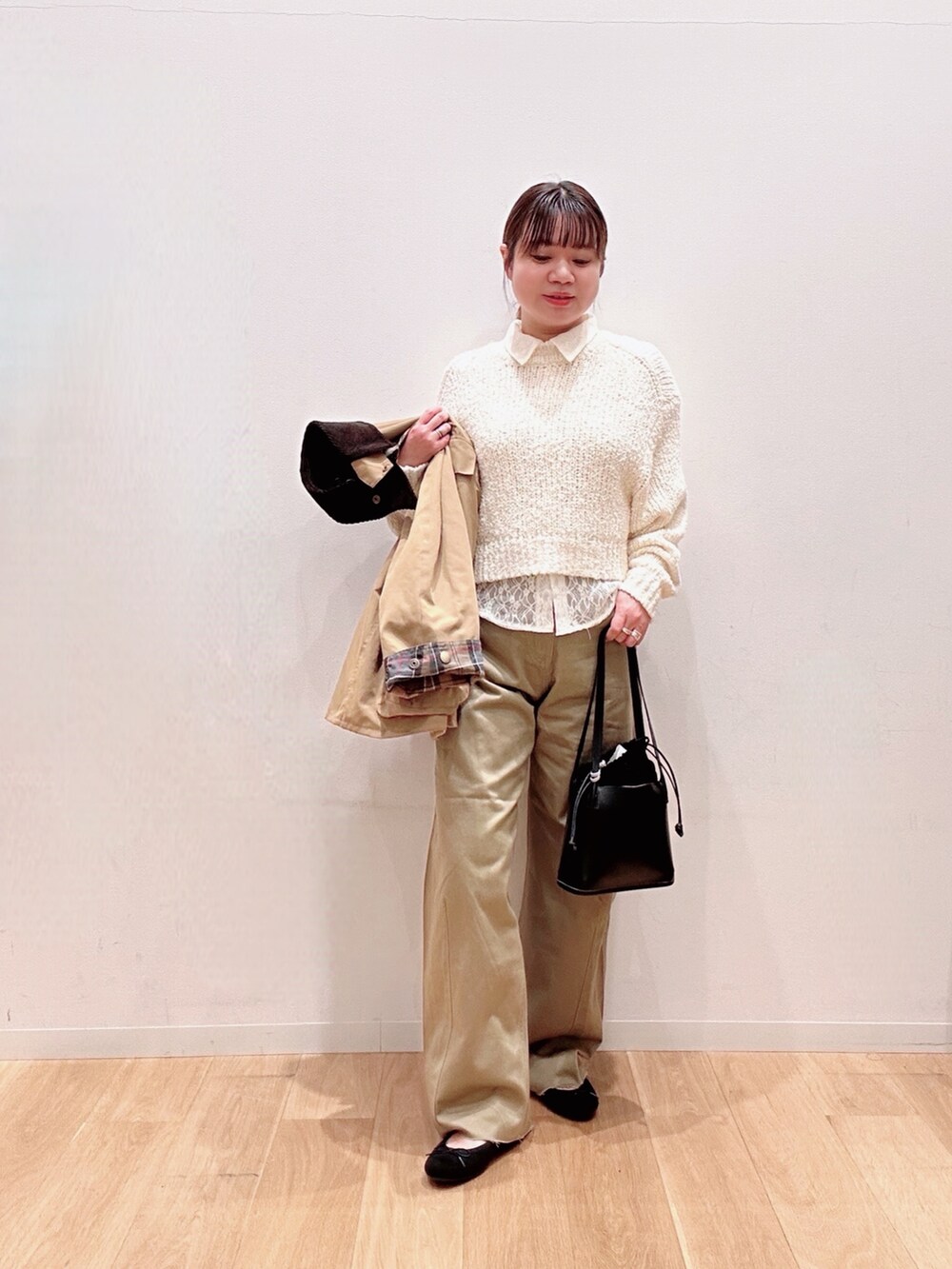 ブラック系のバレエシューズ、ベージュ系のその他パンツ、ホワイト系のニット/セーターを着用したレディースの冬コーディネートの6枚目の写真