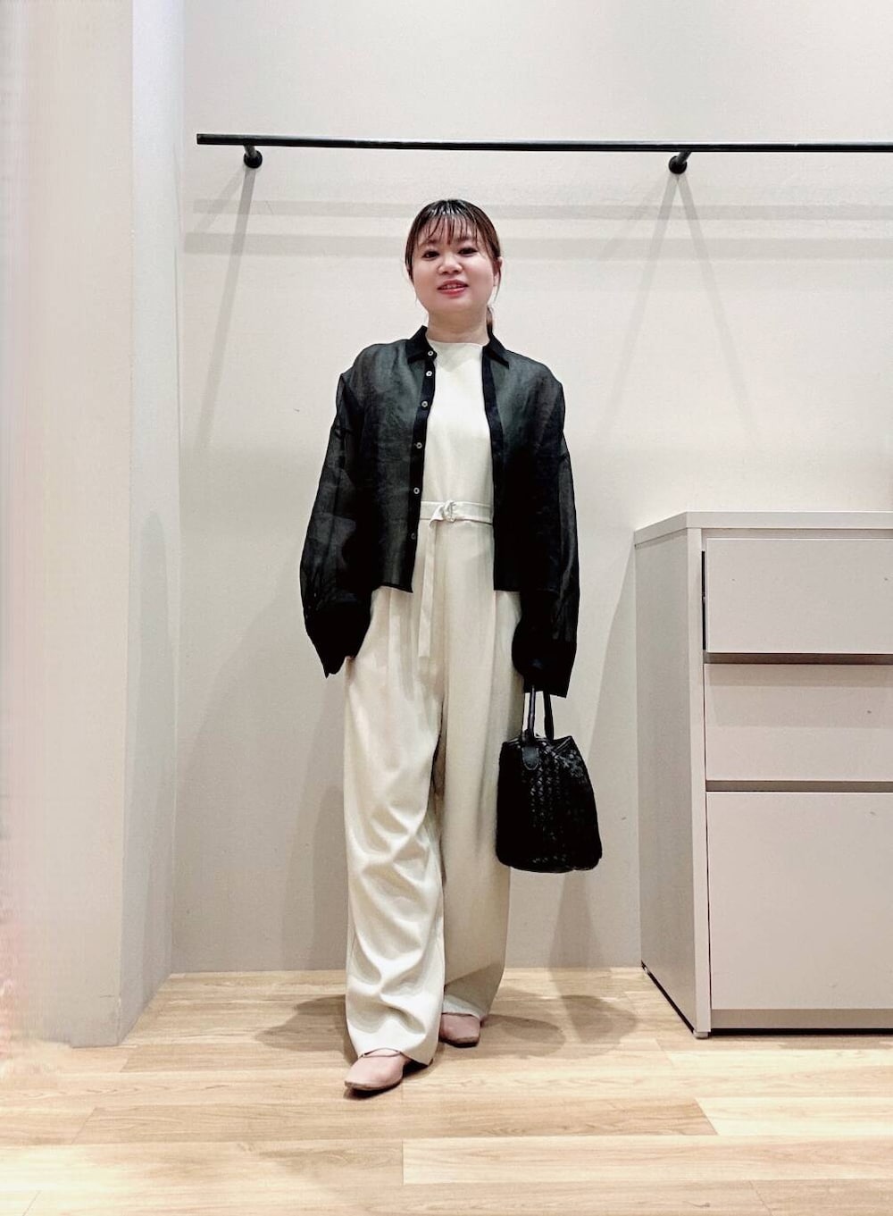 ベージュ系のサロペット/オーバーオール、ベージュ系のパンプス、ブラック系のシャツ/ブラウスを着用したレディースの春コーディネートの4枚目の写真