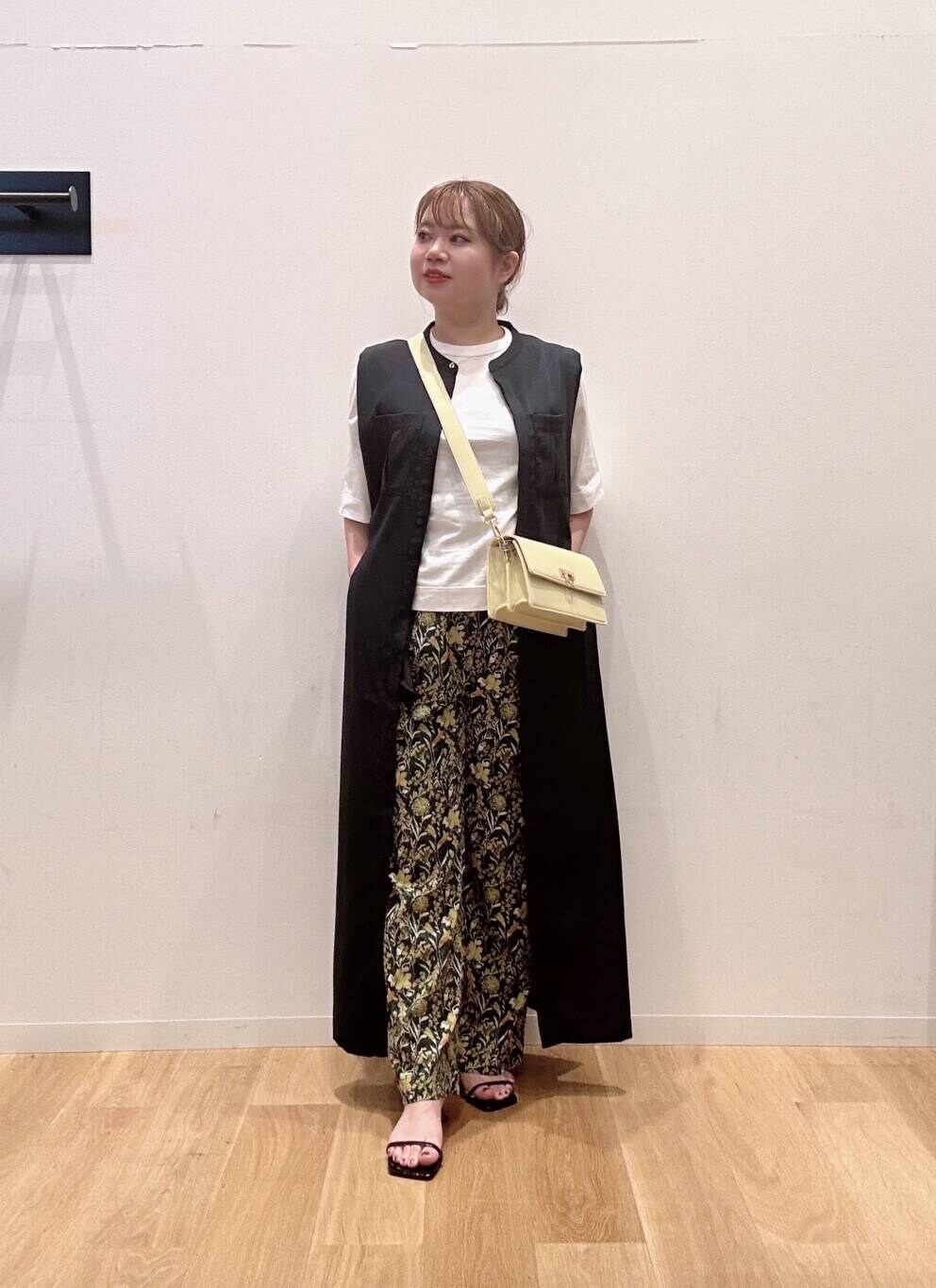 グリーン系のその他パンツ、ブラック系のサンダル、イエロー系のショルダーバッグを着用したレディースの夏コーディネートの3枚目の写真