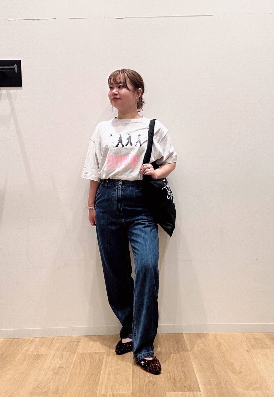 グレー系のTシャツ/カットソー、ブルー系のデニムパンツ、ブラウン系のその他シューズを着用したレディースの夏コーディネートの4枚目の写真