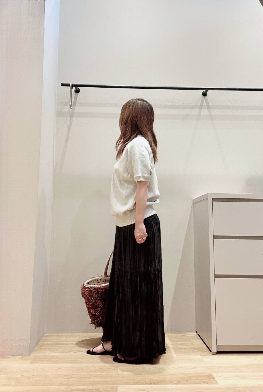 グレー系のスカート、ブラック系のサンダル、グレー系のTシャツ/カットソーを着用したレディースの春コーディネートの4枚目の写真