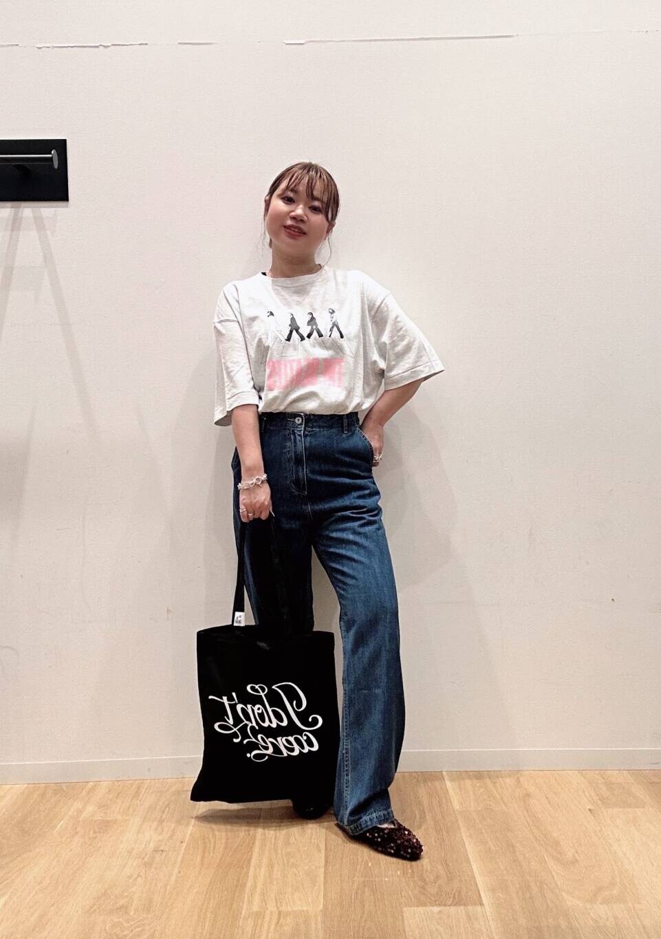 グレー系のTシャツ/カットソー、ブルー系のデニムパンツ、ブラウン系のその他シューズを着用したレディースの夏コーディネートの3枚目の写真