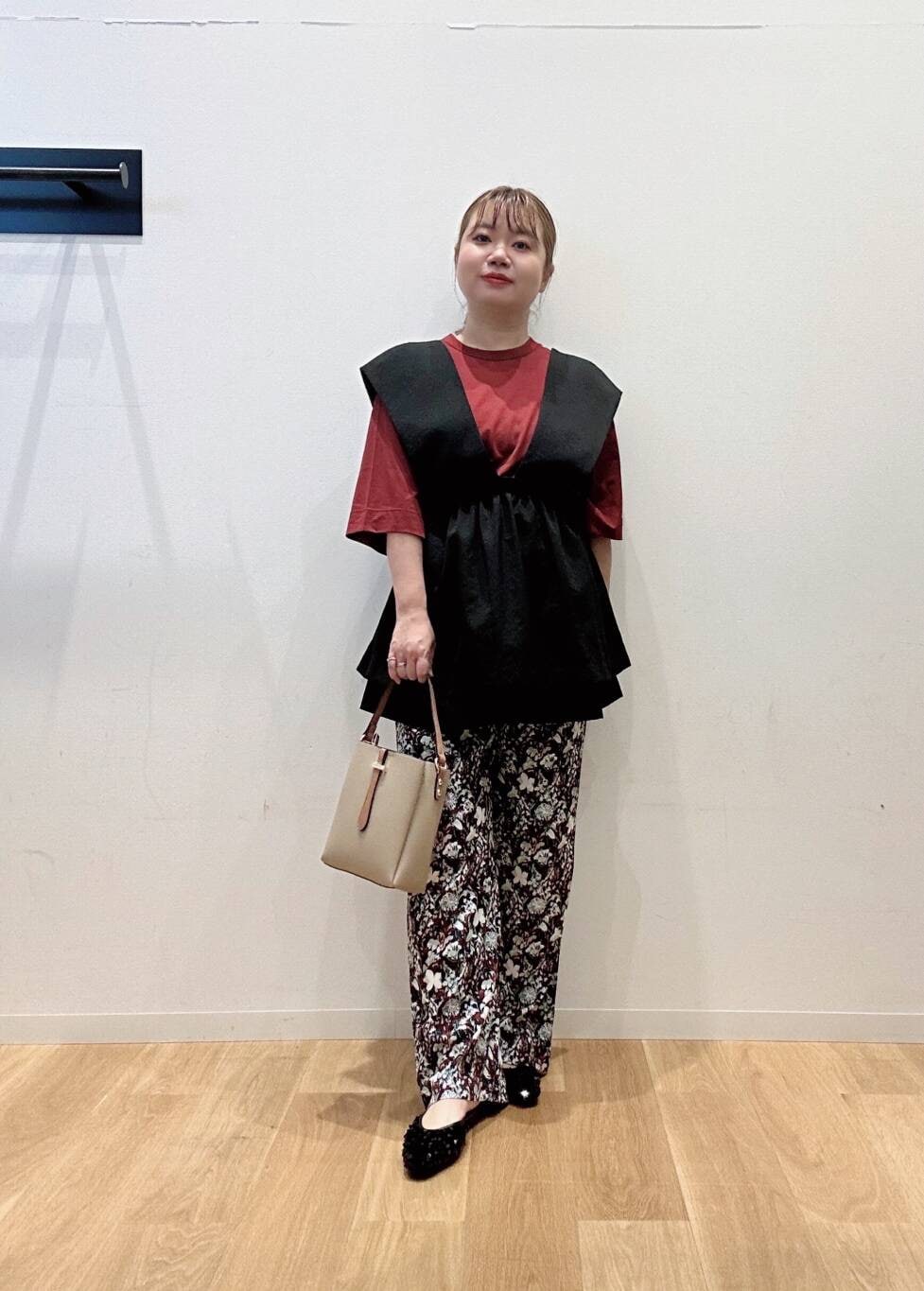 ベージュ系のショルダーバッグ、レッド系のその他パンツ、ブラック系のその他シューズを着用したレディースの夏コーディネートの2枚目の写真