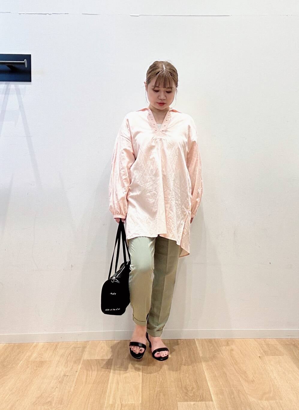 グリーン系のその他パンツ、ピンク系のシャツ/ブラウス、ブラック系のサンダルを着用したレディースの夏コーディネートの3枚目の写真