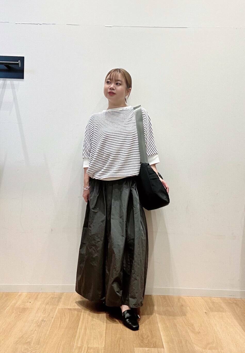 ホワイト系のTシャツ/カットソー、ブラック系のドレスシューズ、ブラック系のショルダーバッグを着用したレディースの夏コーディネートの4枚目の写真