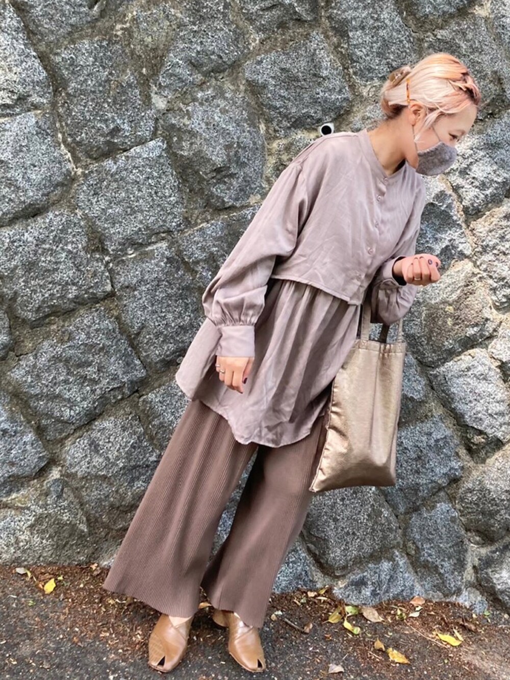 ゴールド系のバッグ、ベージュ系のトップス、ブラウン系のシューズを着用したレディースの夏コーディネートの2枚目の写真