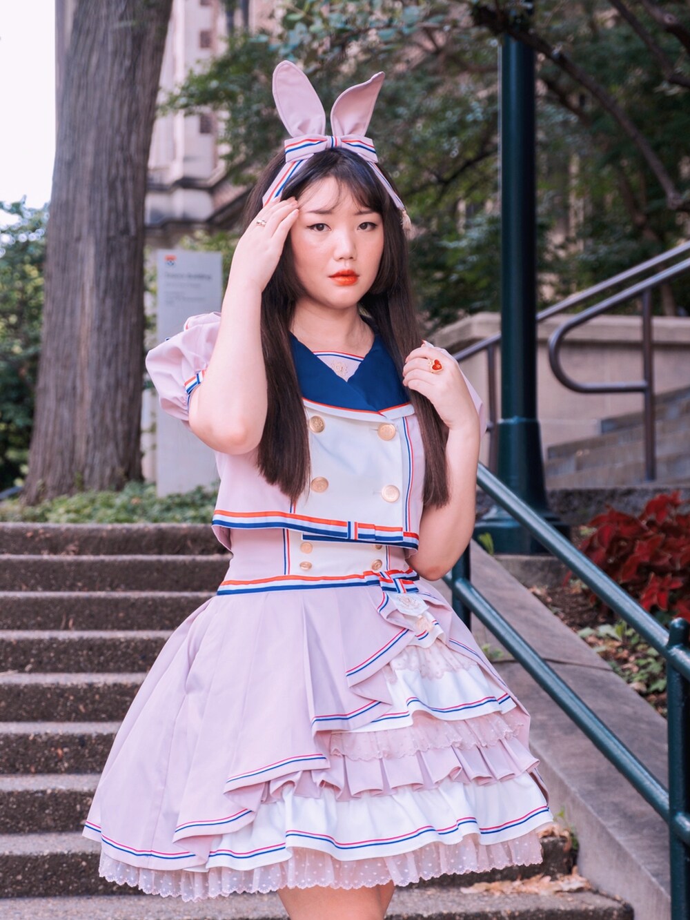 ピンク系のスカート、ピンク系のその他アウター、ホワイト系のパンプスを着用したレディースの夏コーディネートの2枚目の写真