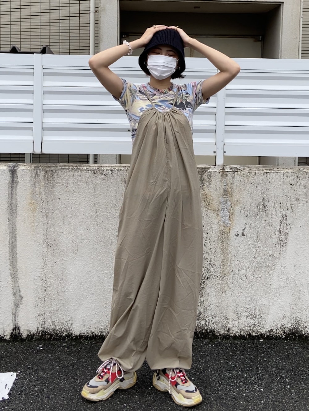 「夏コーデ、シンプルコーデ、大人女子、夏服、バレンシアガ、高身長女子、カジュアルコーデ、大学生コーデ、つなぎコーデ、オールインワン、ストリート」｜「BALENCIAGAのBalenciaga Triple S Mesh, Nubuck And Leather Sneakers（スニーカー、グレー系）」を使った、mahiru(21)さん（レディース・158cm）の夏コーディネートの3枚目の写真