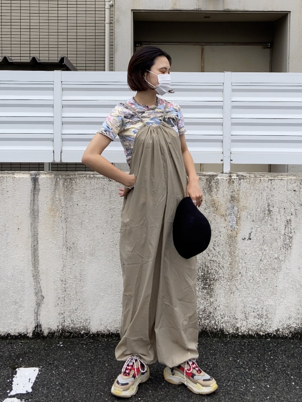「夏コーデ、シンプルコーデ、大人女子、夏服、バレンシアガ、高身長女子、カジュアルコーデ、大学生コーデ、つなぎコーデ、オールインワン、ストリート」｜「BALENCIAGAのBalenciaga Triple S Mesh, Nubuck And Leather Sneakers（スニーカー、グレー系）」を使った、mahiru(21)さん（レディース・158cm）の夏コーディネートの2枚目の写真