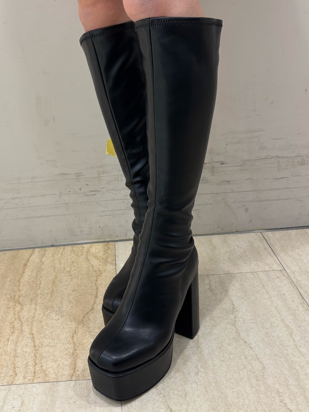 グレー系のニット/セーター、ブラック系のその他パンツ、ブラック系のブーツを着用したレディースの秋コーディネートの3枚目の写真