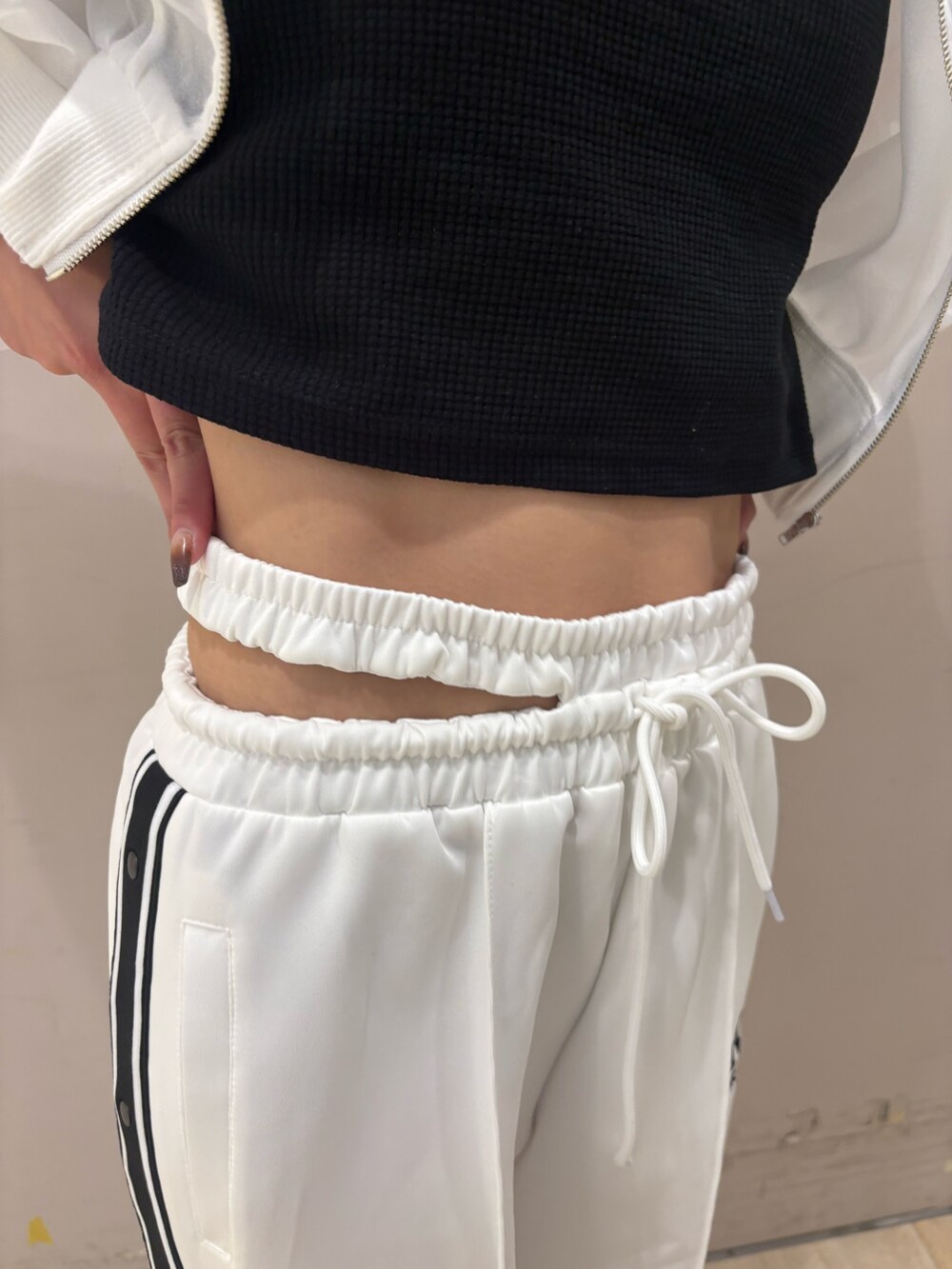 ホワイト系のその他パンツ、ホワイト系のブルゾン、ブラック系のキャミソールを着用したレディースの春コーディネートの4枚目の写真