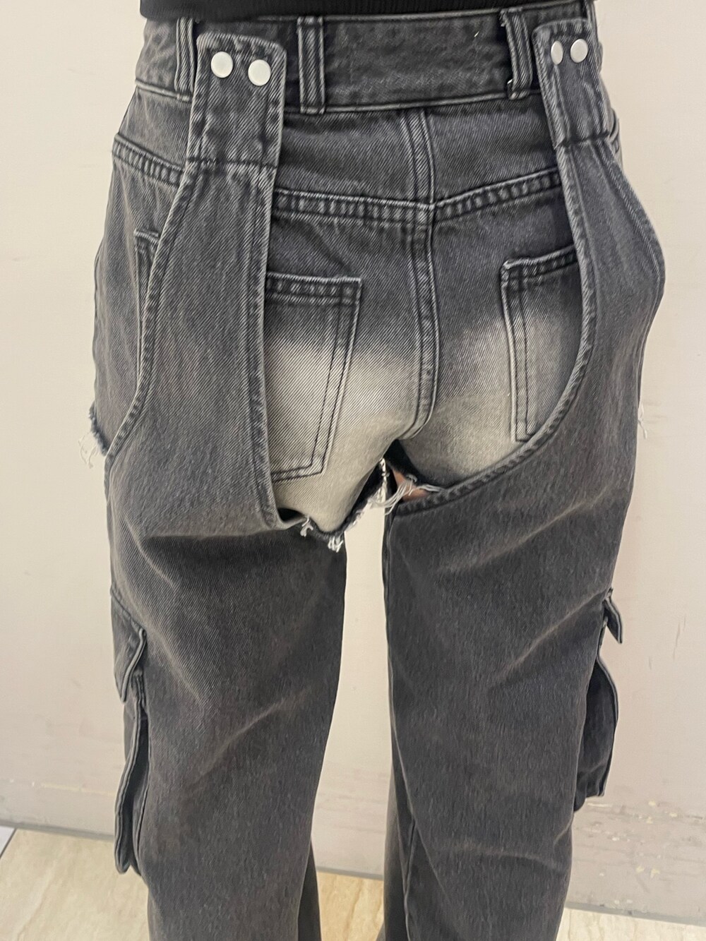 ブラック系のデニムパンツ、ブラック系のアンサンブルを着用したレディースの秋コーディネートの4枚目の写真