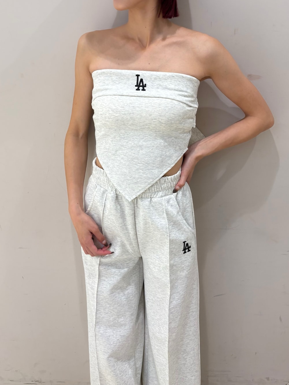 グレー系のワンピース、ブラック系のパンプス、ブラック系のキャップを着用したレディースの春コーディネートの3枚目の写真