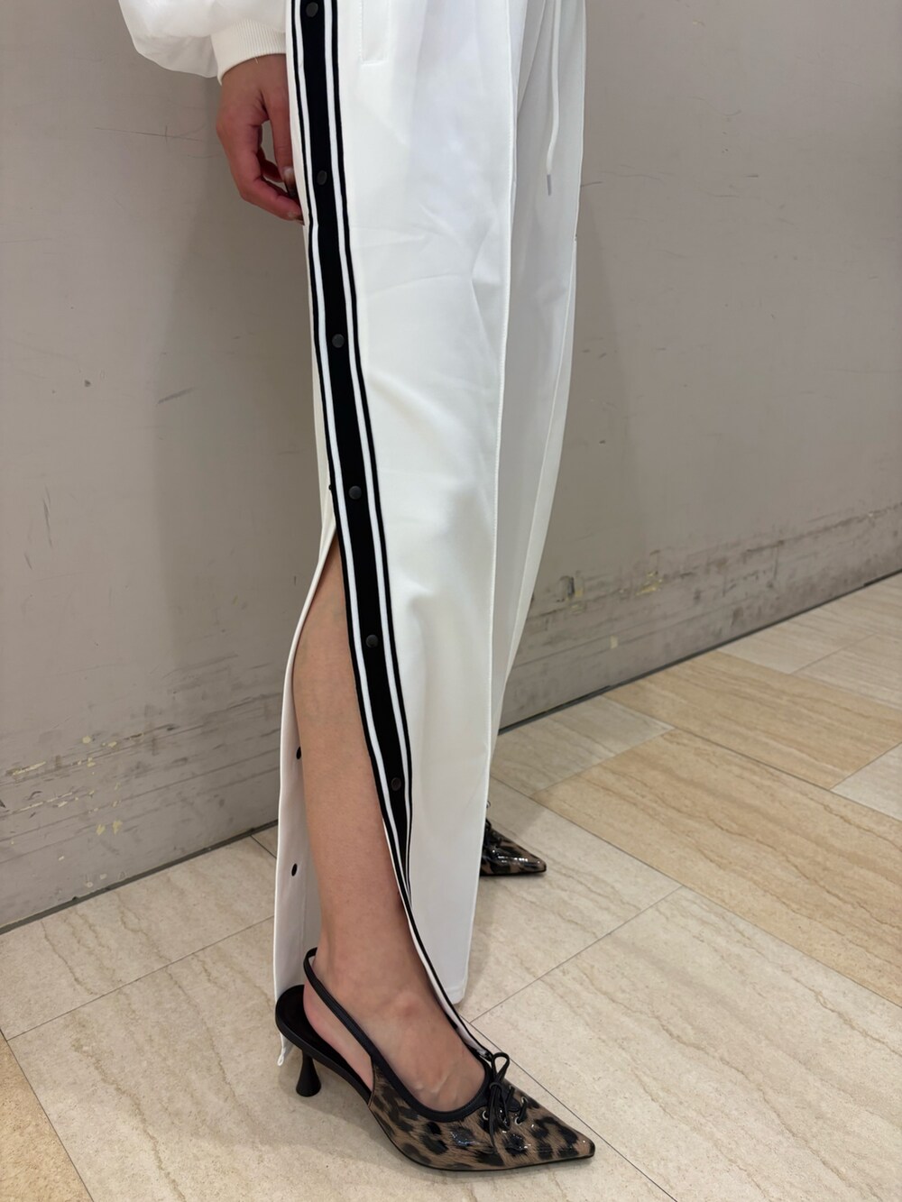 ホワイト系のその他パンツ、ホワイト系のブルゾン、ブラック系のキャミソールを着用したレディースの春コーディネートの3枚目の写真