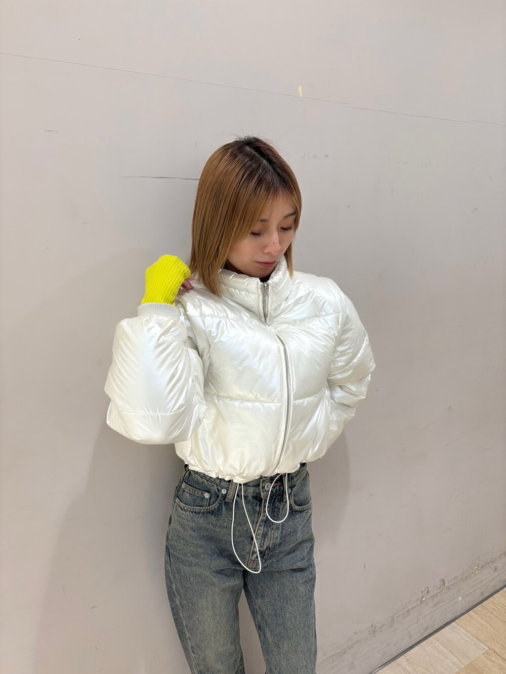 ブルー系のデニムパンツ、ホワイト系のその他アウター、ブラック系のTシャツ/カットソーを着用したレディースの冬コーディネートの2枚目の写真
