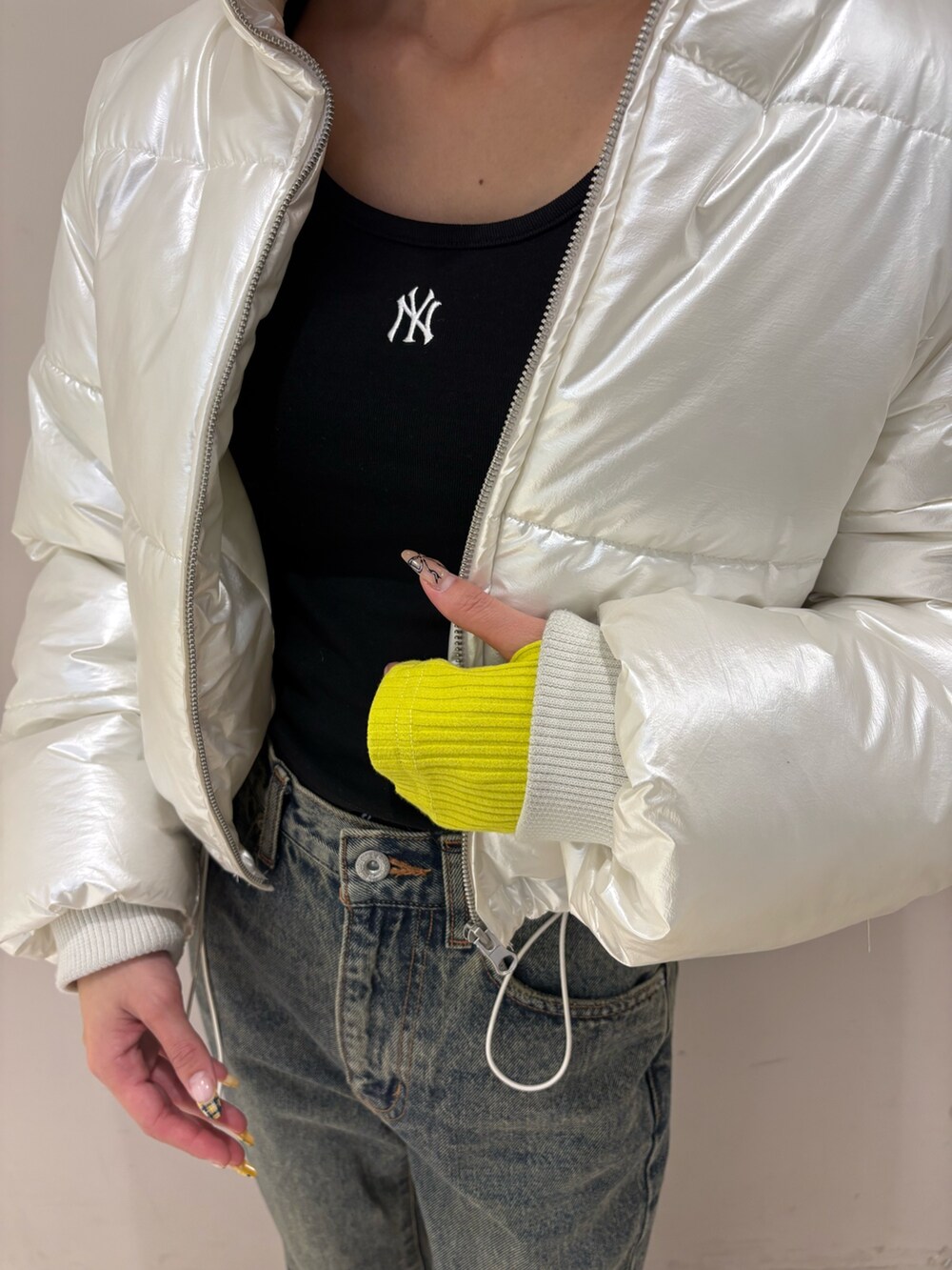 ブルー系のデニムパンツ、ホワイト系のその他アウター、ブラック系のTシャツ/カットソーを着用したレディースの冬コーディネートの3枚目の写真