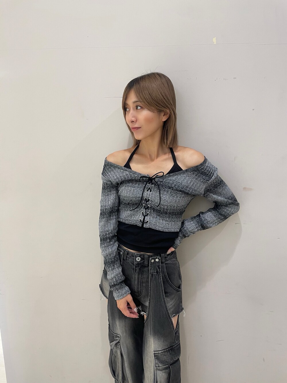 ブラック系のデニムパンツ、ブラック系のアンサンブルを着用したレディースの秋コーディネートの2枚目の写真